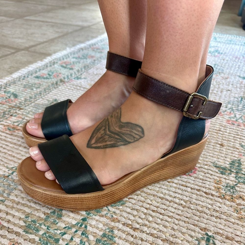 Leather platforms sandals